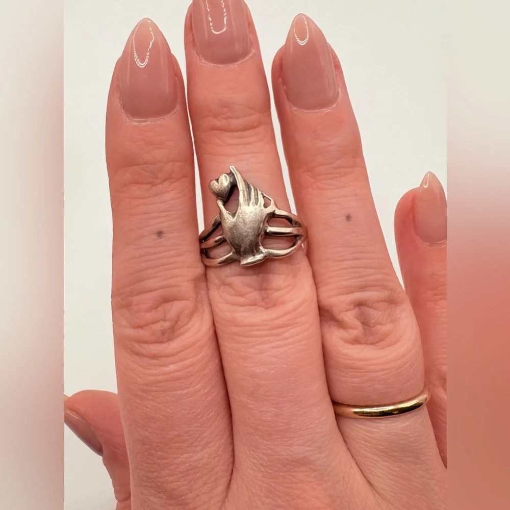 Vintage 925 Sterling Silver Hand Holding Heart Ring - Picture 5 of 8